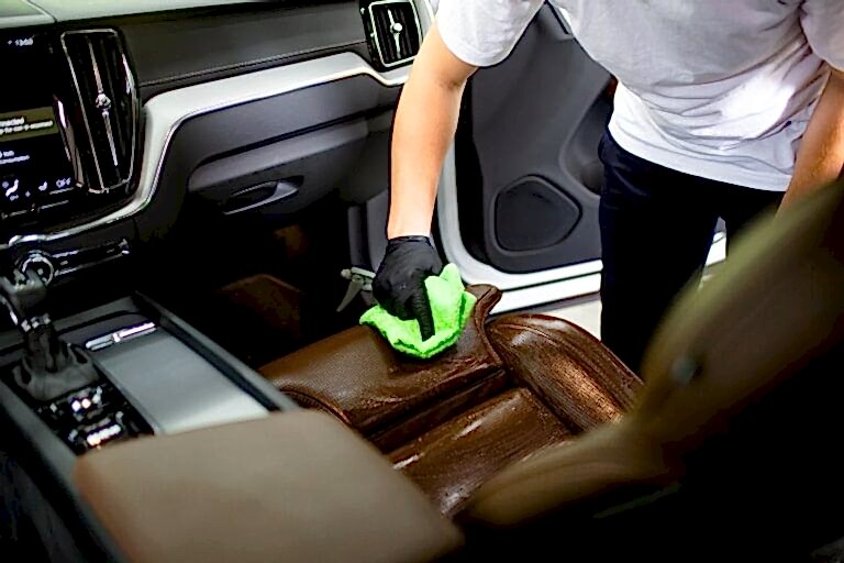 Уход за натуральной кожей салона автомобиля